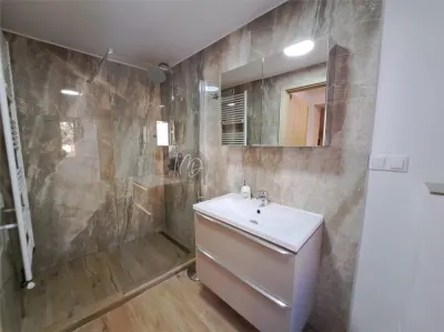 Maison Centrale à Louer à Oradea | 500 €/mois | Terrasse de Détente - foto 6