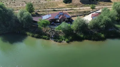 Chalet en Rondins avec Lac Privé de Pêche - Bors