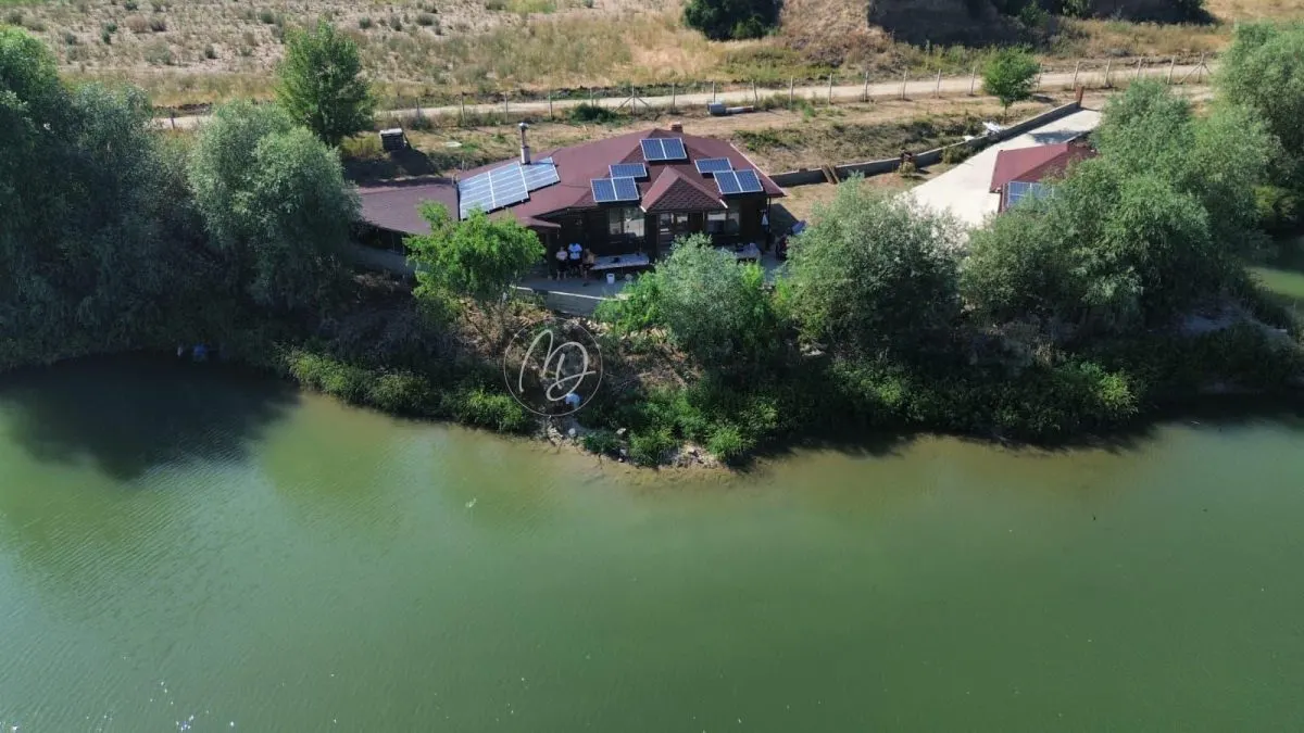 Chalet en Rondins avec Lac Privé de Pêche - foto 1