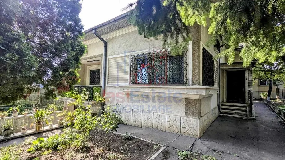 Copou, Rue Fagului – Maison en Brique (1972) RDC+1er Étage, 200sqm, Terrain 400sqm - foto 1