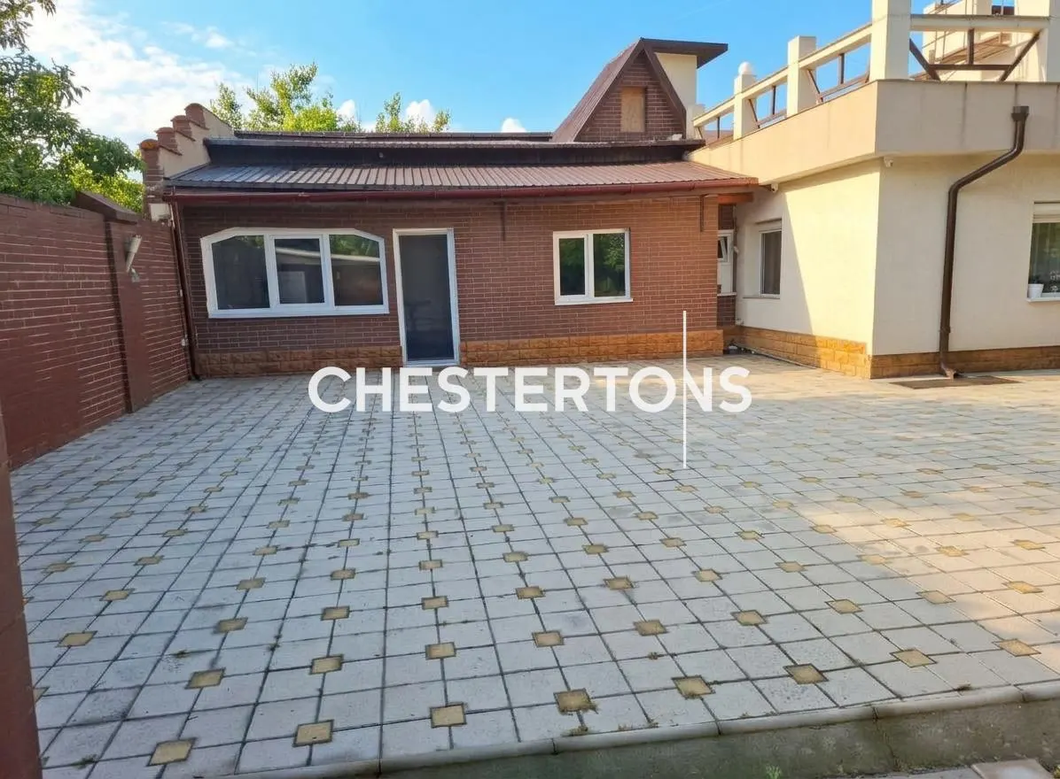 Villa Spacieuse Rénovée à Vendre avec Terrain Généreux et Garage - foto 14