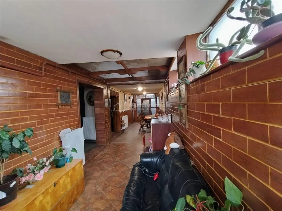 Caransebes, Villa Ground + First Floor + Garage, Pipirig Area - foto 2