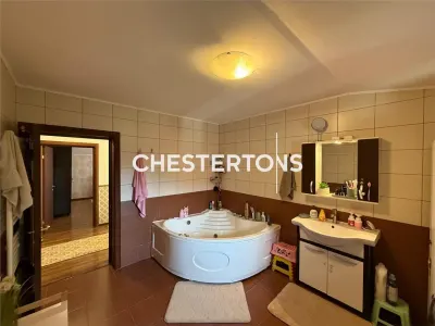 Apartamento de 4 Dormitorios en Villa, 183 m², Modernamente Amueblado, Bragadiru - foto 17