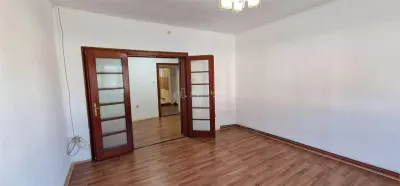 Casa en Resita, Zona Muncitoresc, Patio Compartido - foto 3