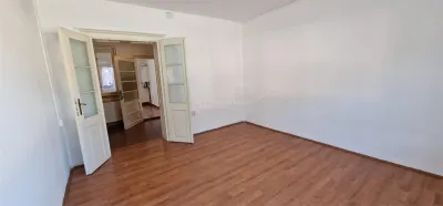 Casa en Resita, Zona Muncitoresc, Patio Compartido - foto 4
