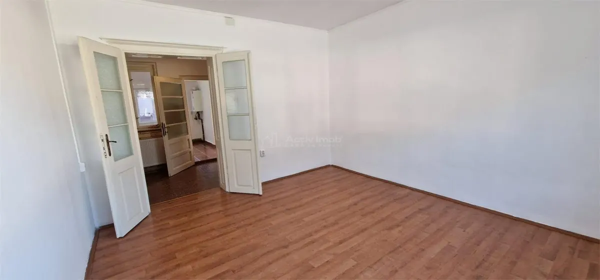 Casa en Resita, Zona Muncitoresc, Patio Compartido - foto 4