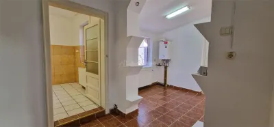Casa en Resita, Zona Muncitoresc, Patio Compartido - foto 6