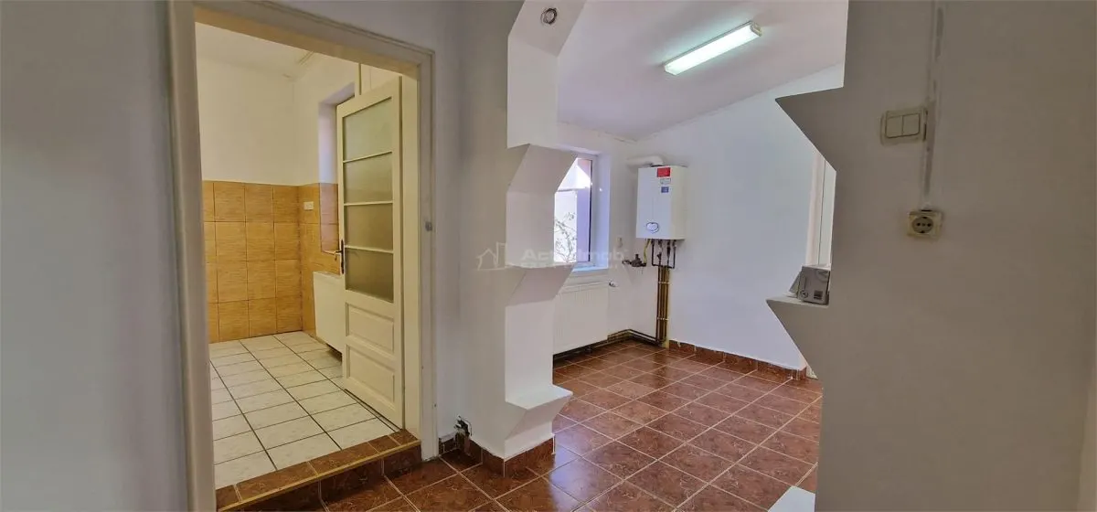 Casa en Resita, Zona Muncitoresc, Patio Compartido - foto 6