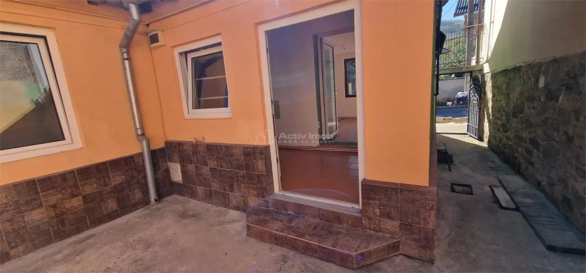 House / villa for sale 90 sqm in Resita, Muncitoresc area - foto 4