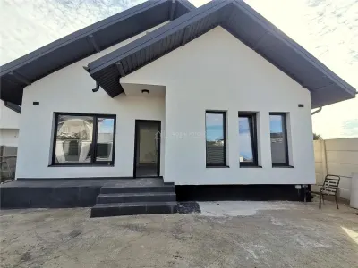 House / villa for sale 98 sqm in Pantelimon, Comuna Pantelimon area - foto 2